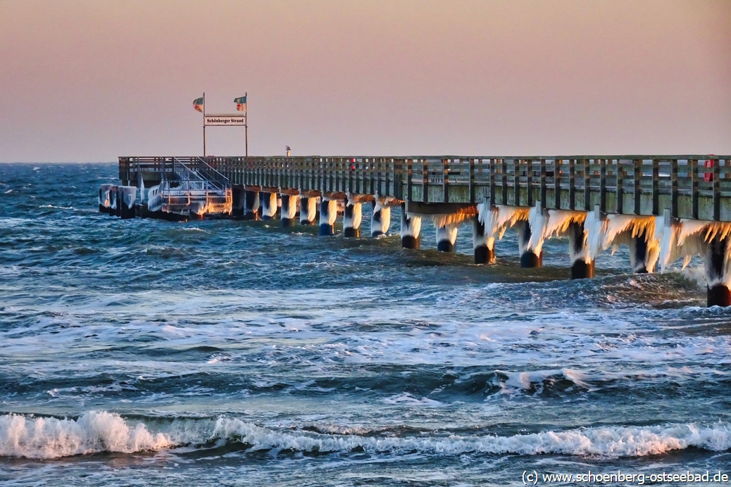 Seebrücke Schönberger Strand im Winter